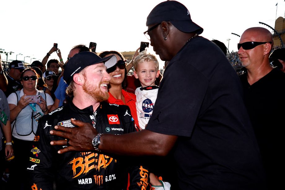 Майкл Джордан (справа) в качестве владельца команды NASCAR