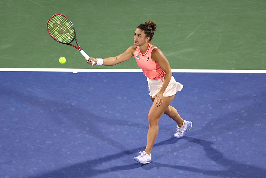 Ясмине Паолини в финале с Анной Калинской на турнире WTA-1000 в Абу-Даби в 2024 году