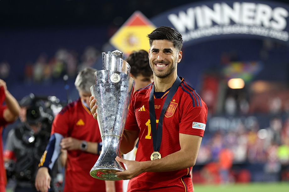 Испанец Марко Асенсио с трофеем Лиги наций