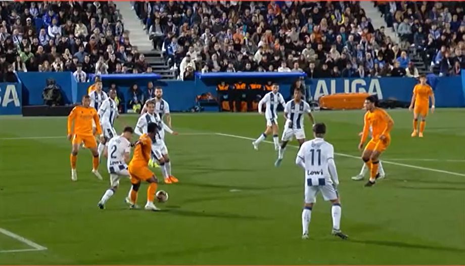 Удар Альтимиры по ноге Винисиуса