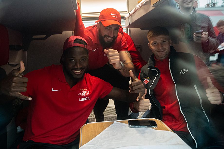 Футболисты «Спартака» в купе поезда, отправляющегося в Ростов-на-Дону