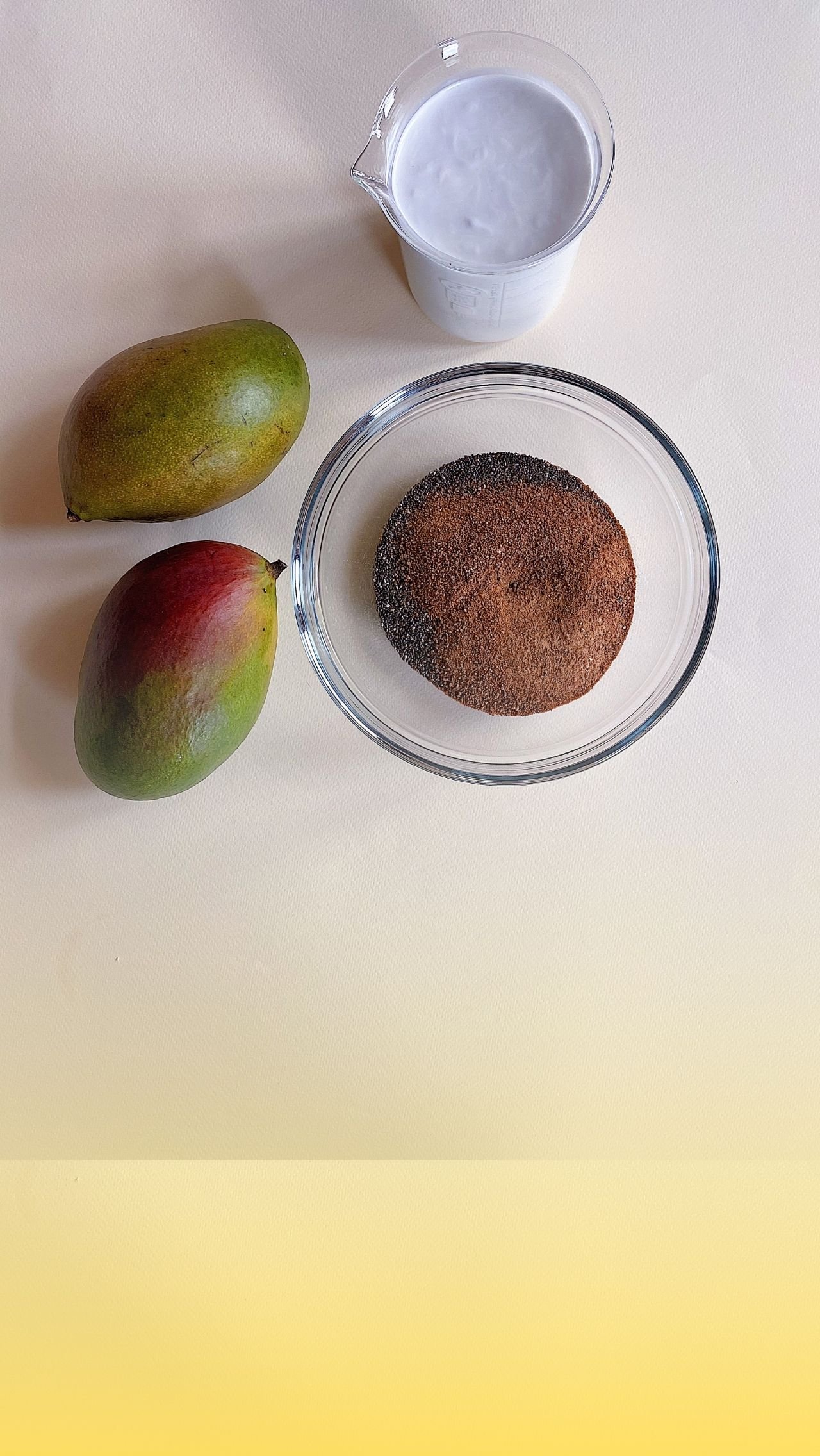 Сначала смешиваем сухие ингредиенты: семена чиа и кокосовый сахар. 