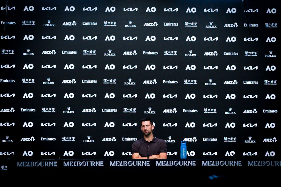 Новак Джокович выглядел подавленно на пресс-конференции перед Australian Open