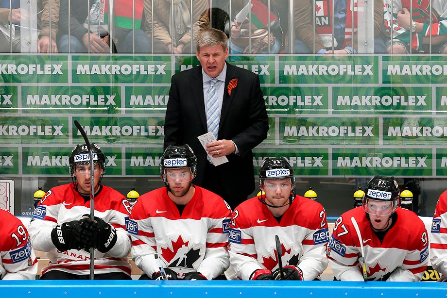 Тренеры сборной Канады по хоккею с георгиевскими ленточками 9 мая во время матча чемпионата мира по хоккею, фото