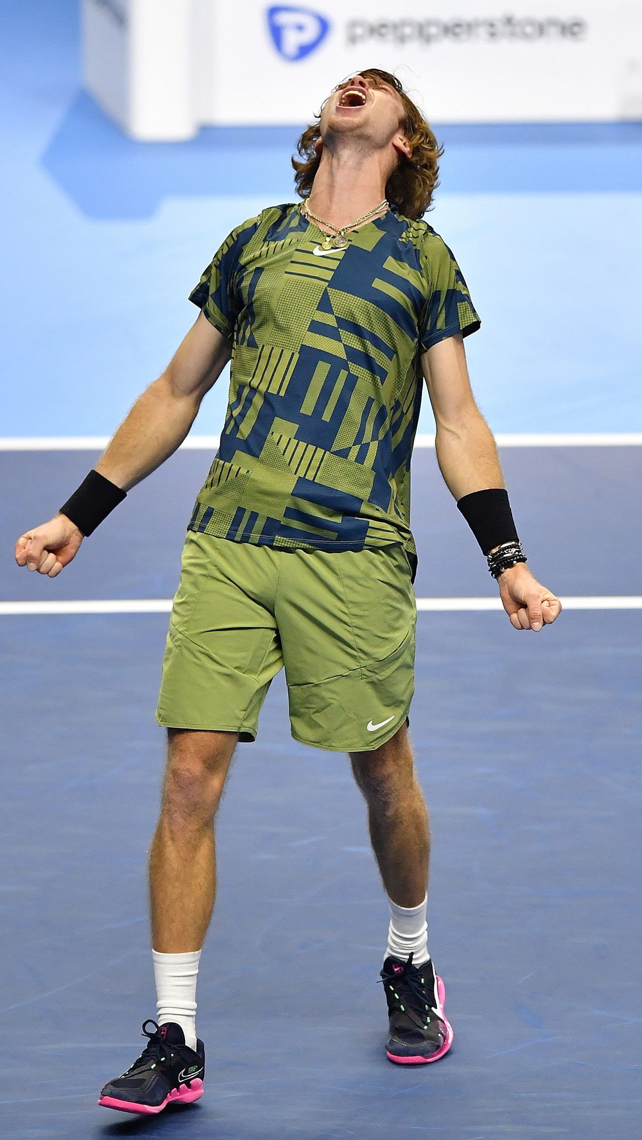 В 2022-м Медведев и Рублёв снова вместе пробились на Итоговый чемпионат ATP, но если Андрей впервые в карьере смог выйти в плей-офф, то Даниил проиграл все три матча в группе.