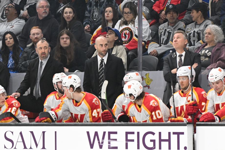 Митч Лав (в центре)