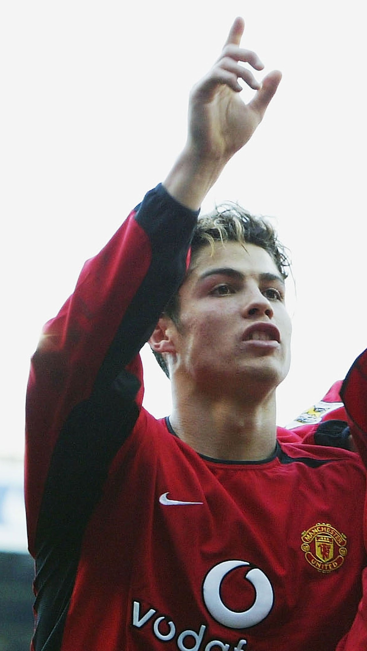 2003. В ноябре Роналду забивает первый гол за «Манчестер Юнайтед» — со штрафного в ворота «Портсмута» (3:0).
