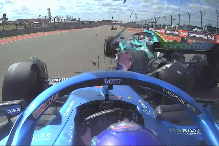 Столкновение Алонсо и Стролла. Зеркало ещё держится