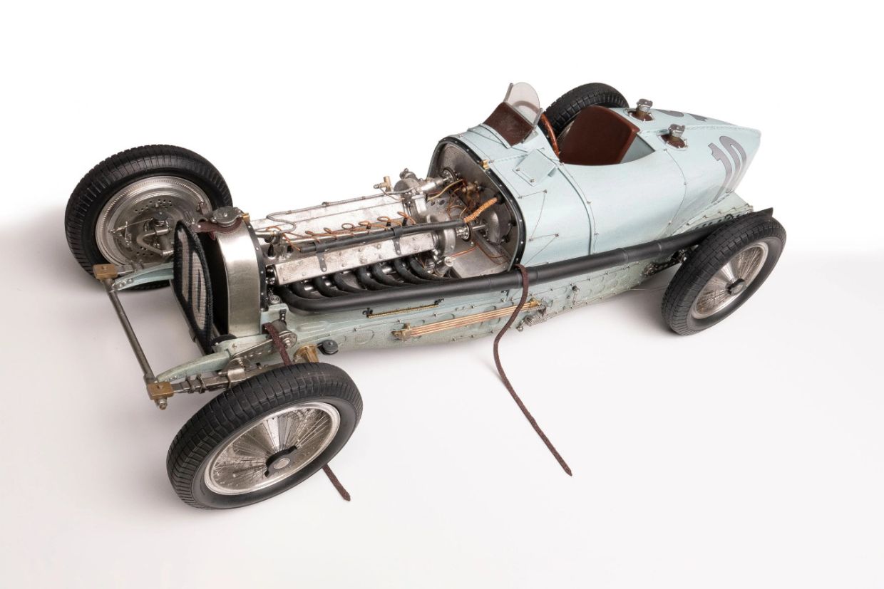 Модель Bugatti Type 59 со снятым капотом