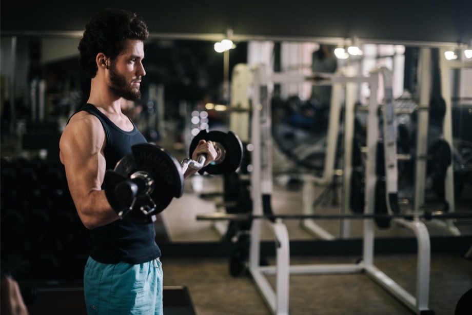 Как накачать бицепс с помощью штанги: 5 самых эффективных упражнений, тренировка для мужчин