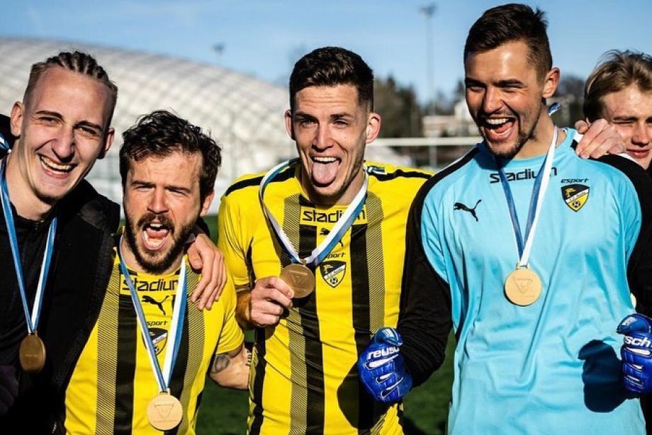 Максим Рудаков (крайний справа) с бронзовой медалью чемпионата Финляндии