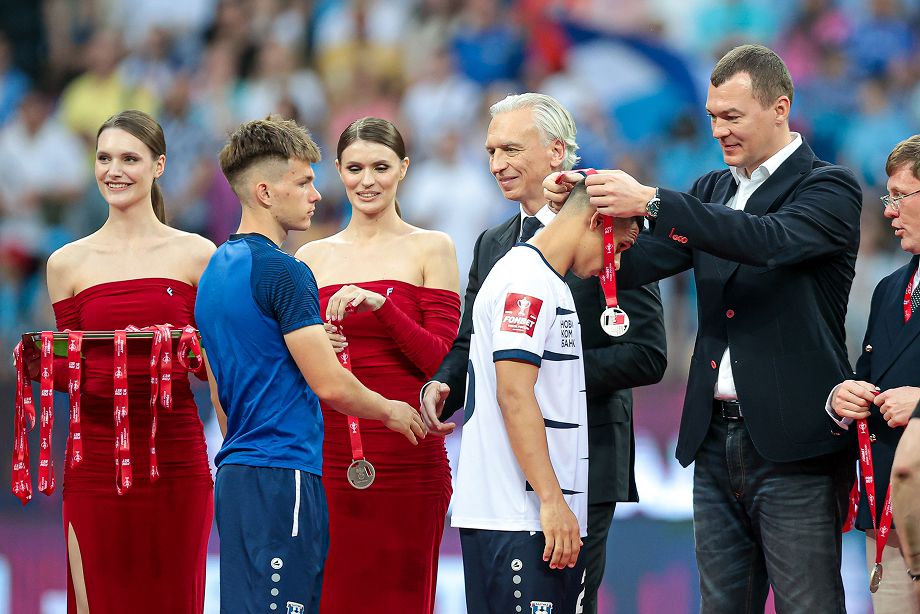 Награждение «Балтики» серебряными медалями после финала Кубка России