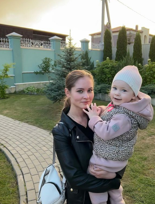 Тайная свадьба и необычное имя для дочери: чем сейчас занимается Юлия Липницкая