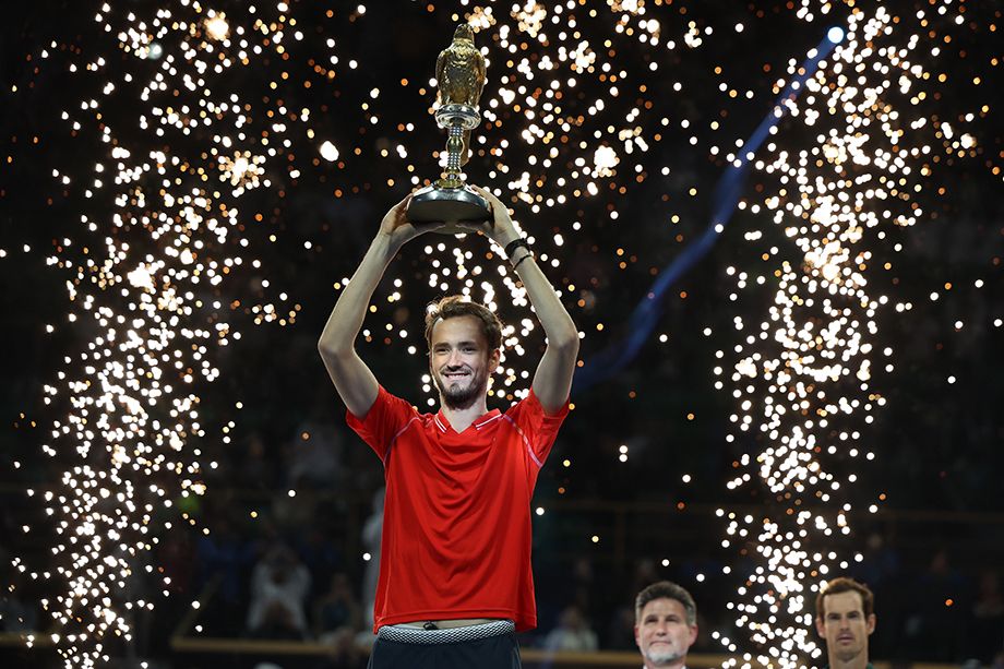 Даниил Медведев с трофеем турнира в Дохе-2023