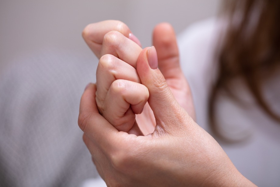 Если хрустеть пальцами, можно ли заработать артрит?