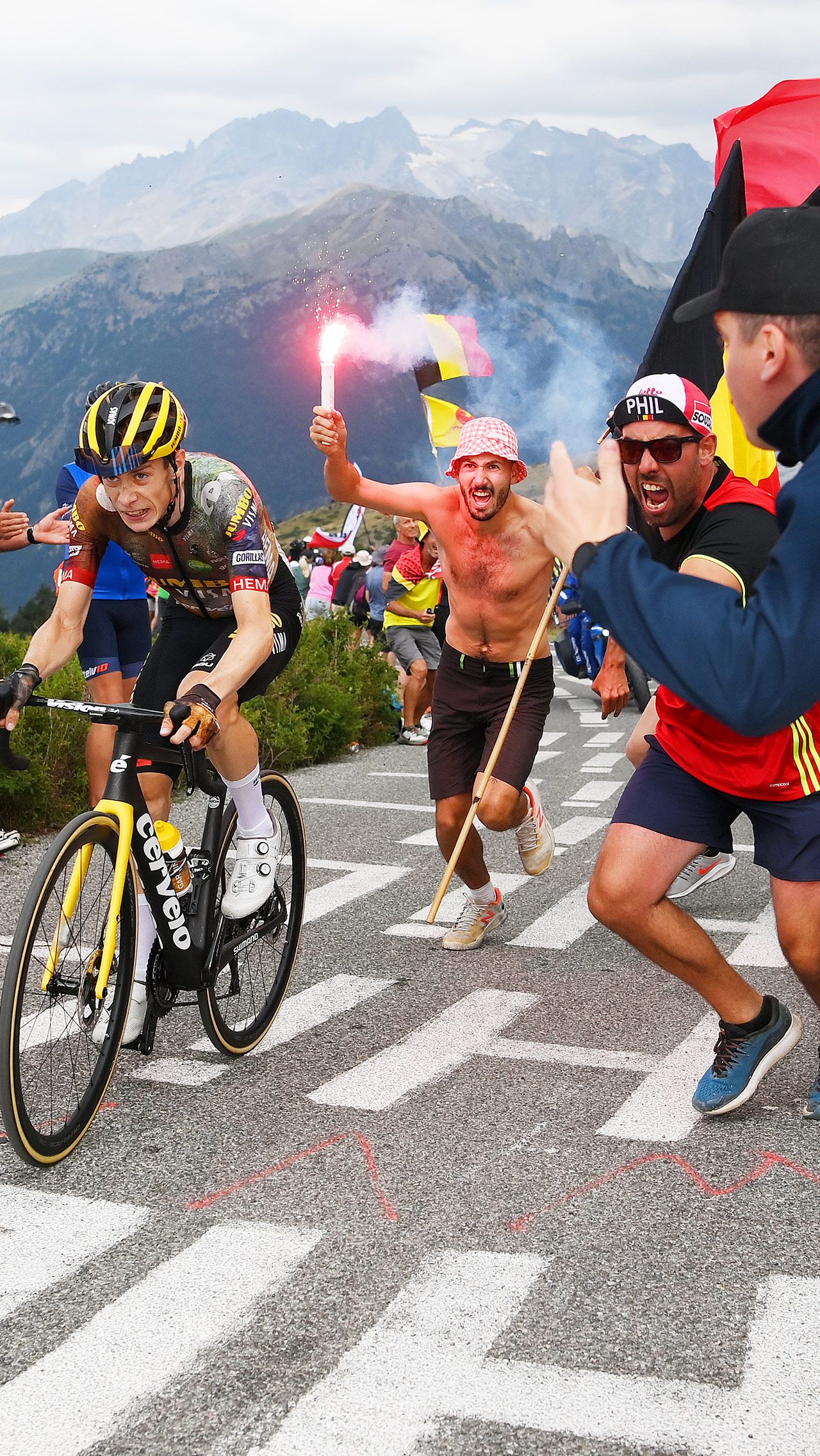 Экоактивисты прервали 10-й этап «Тур де Франс» – 2022. В футболках «У нас осталось 989 дней» они приклеили себя к трассе, сидели с дымовыми шашками и заблокировали путь спортсменам на 12 минут.