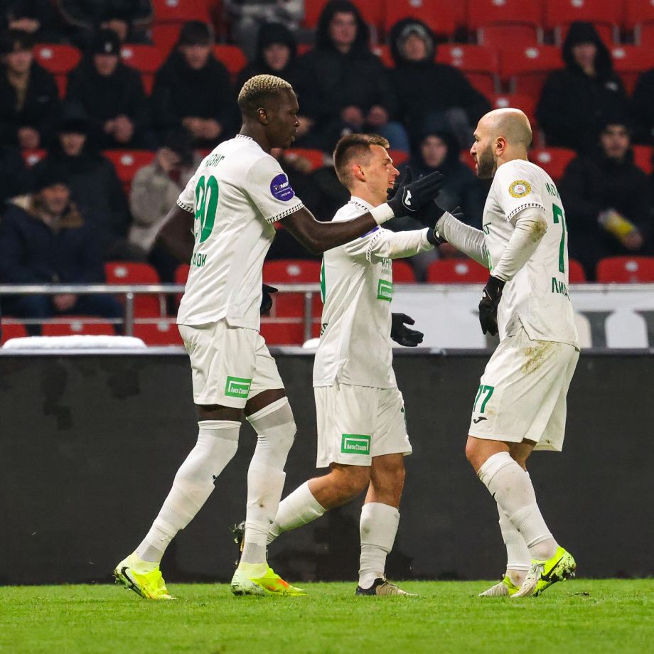 Усман Ндонг (слева)