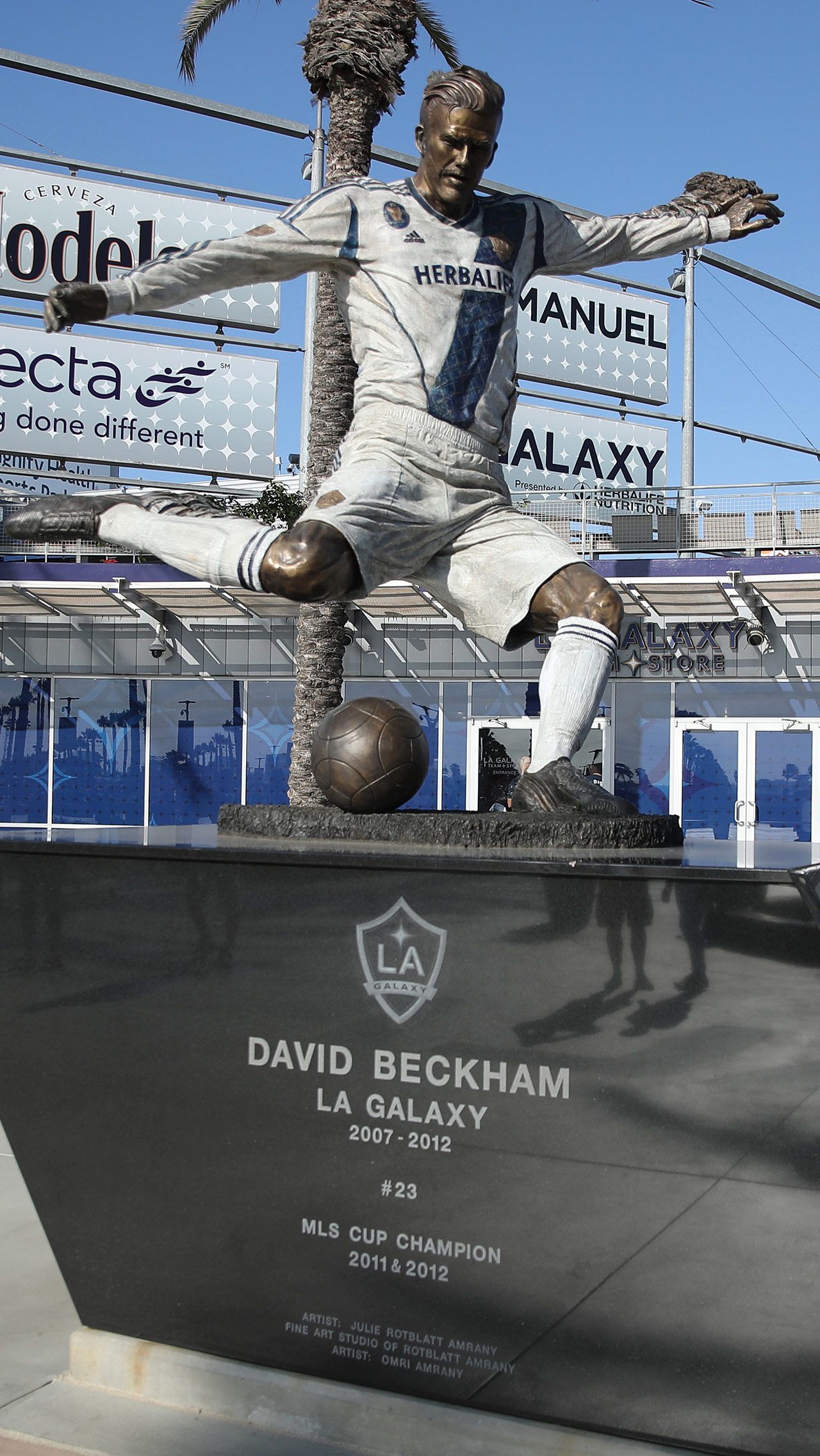 Памятник Дэвиду Бекхэму в Лос-Анджелесе