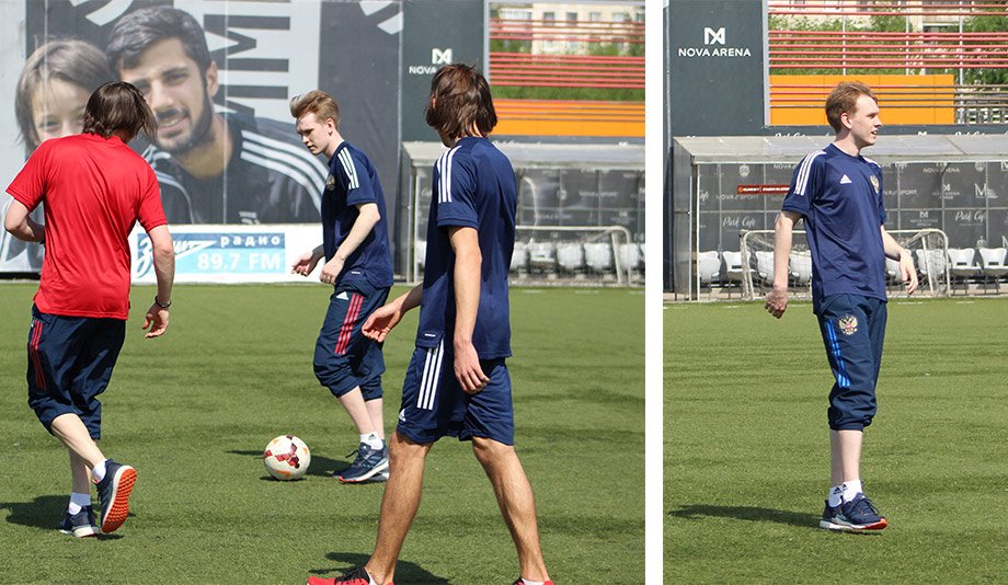 Игроки Сборной России по FIFA и персонал команды играют в футбол на искусственном газоне Игроки Сборной России по FIFA и персонал команды играют в футбол на искусственном газоне