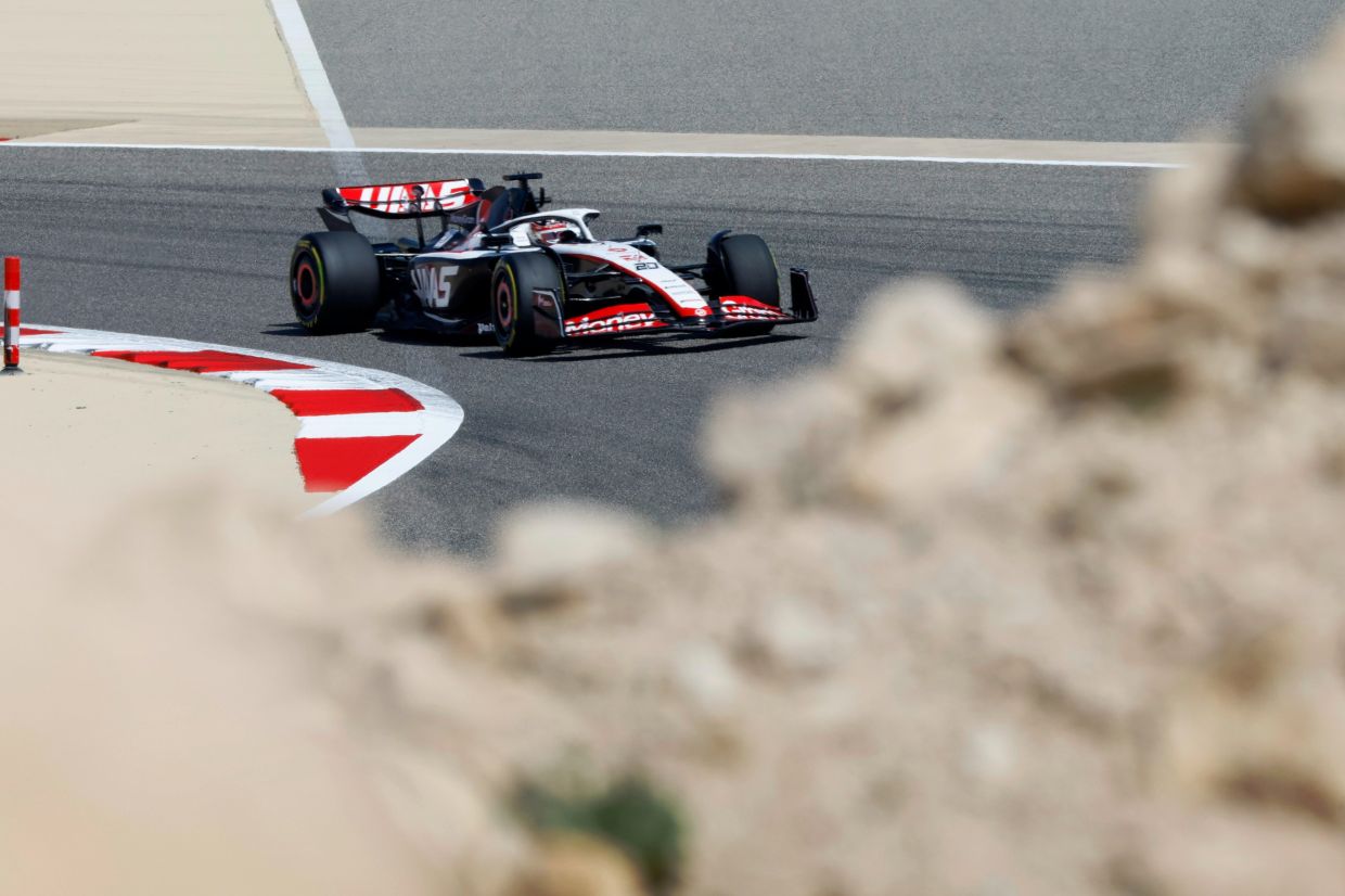 самый первый мерседес. формула 1 бахрейн 2023. гранд при базрейн 2023 пит стопы. формула 1 бахрейн 2023. формула 1 бахрейн 2023.