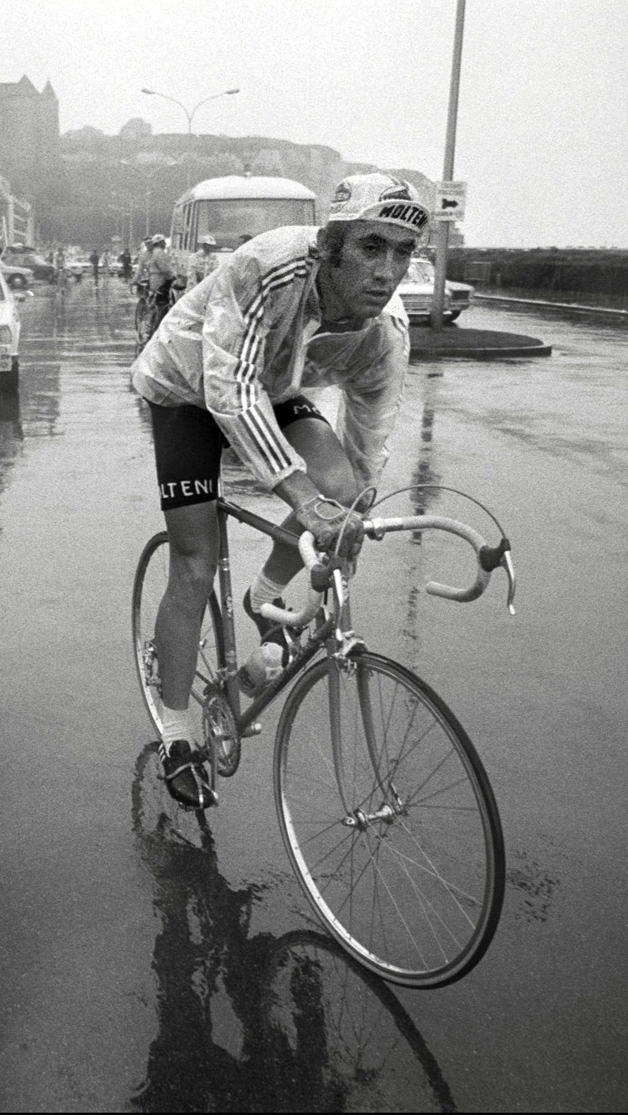 В 1974 году активисты движения GARI взорвали несколько транспортных средств, сопровождающих «Тур де Франс». Они оставили листовки с призывом к испанским велосипедистам отказаться от участия в гонке. 