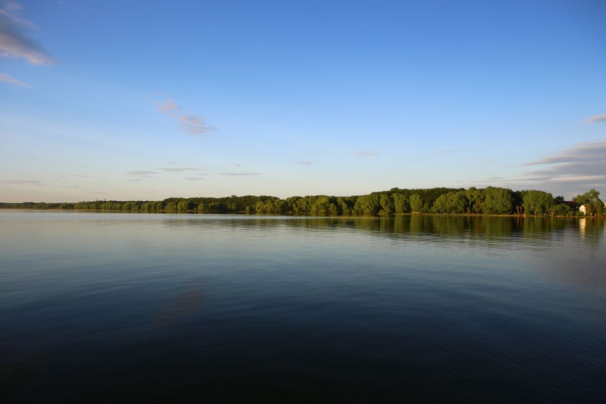 Озеро является источником. Историческое озеро. Плещеево озеро на Оке. Красивые озера в Московской области. Орхидеи Плещеева озера.