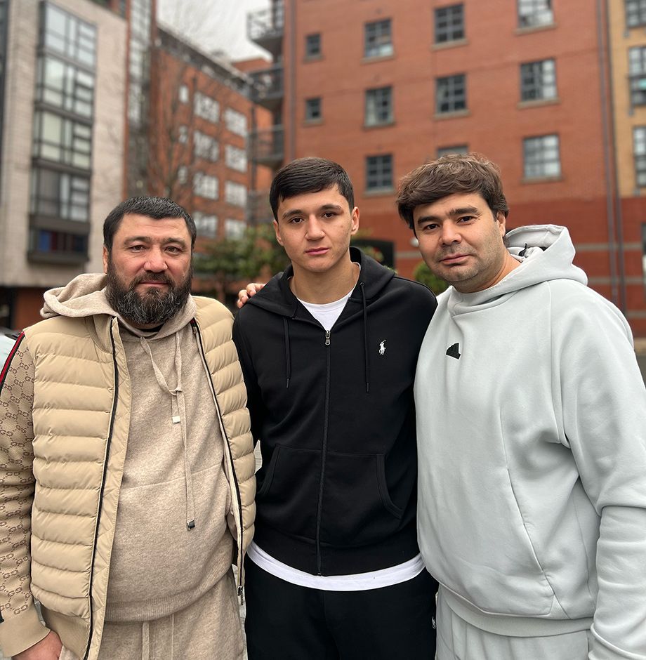 Улугбек Асанбаев, Абдукодир Хусанов и Гайрат Хасбиуллин в Манчестере Улугбек Асанбаев, Абдукодир Хусанов и Гайрат Хасбиуллин в Манчестере