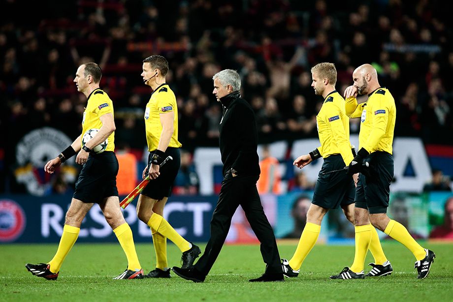 Жозе Моуринью (в центре)