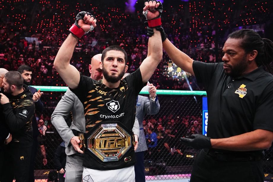 Ислам Махачев с чемпионским поясом UFC Ислам Махачев с чемпионским поясом UFC