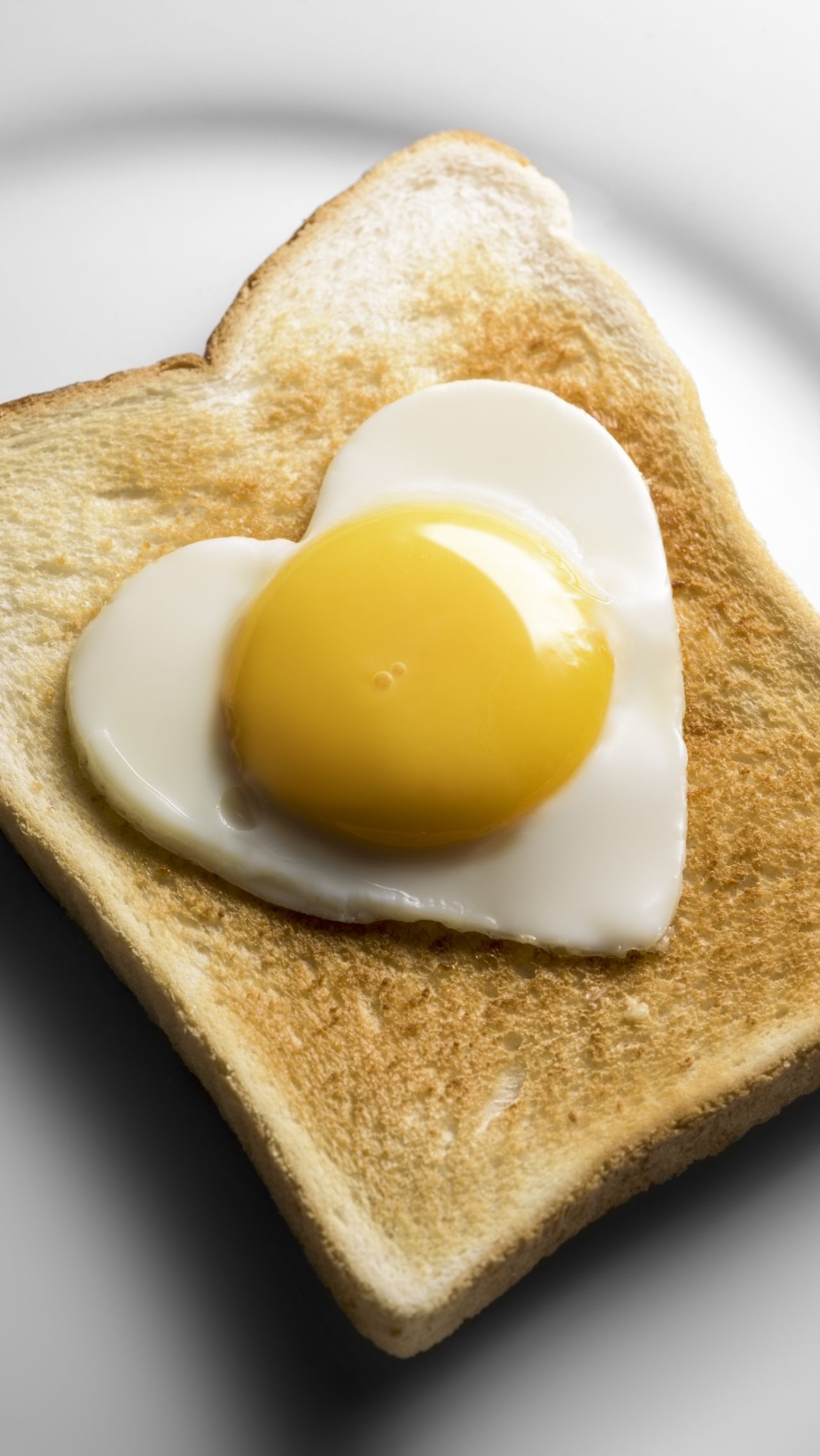 Как приготовить тост с яйцом в виде сердца? Видеорецепт