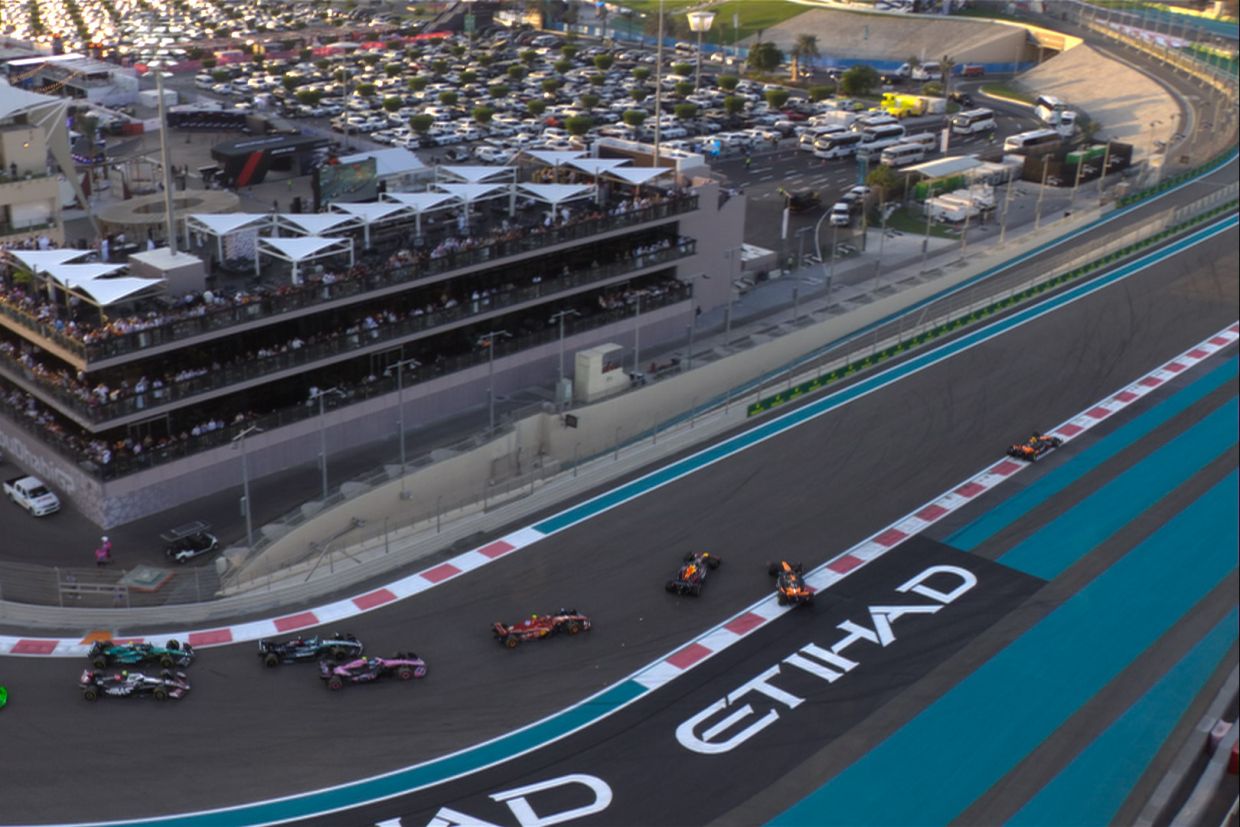 Ферстаппен разворачивает Пиастри в первом повороте