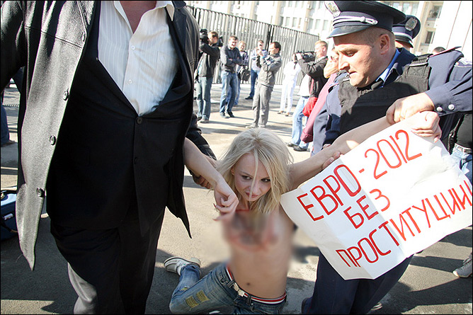Платини в Киеве возле "Олимпийского" встречали полуголые девушки Платини в Киеве возле "Олимпийского" встречали полуголые девушки