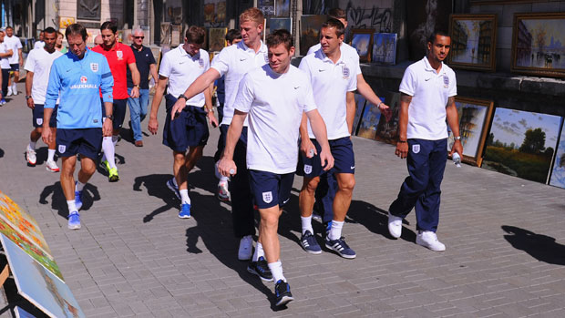 Футболисты сборной Англии провели прогулку по Киеву