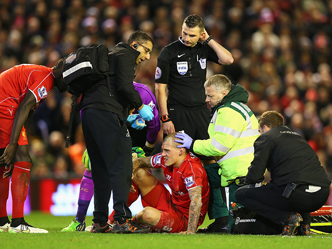 футболисты Ливерпуля разочарованно опускают головы после матча