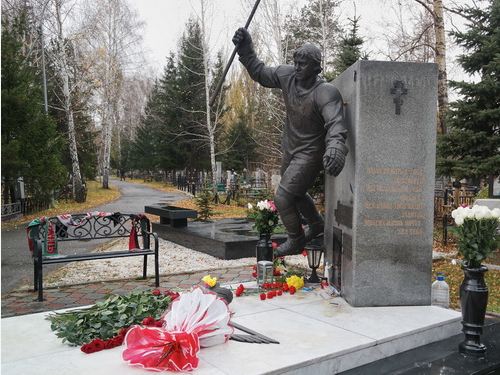 Хоккеисты и болельщики «Авангарда» посетили могилу Алексея Черепанова Хоккеисты и болельщики «Авангарда» посетили могилу Алексея Черепанова