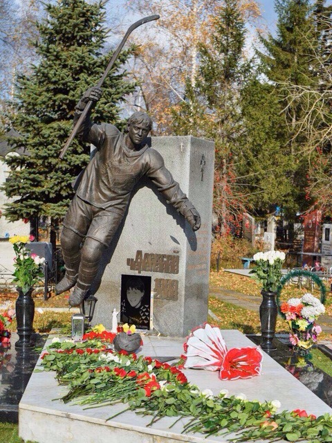 Памятник Алексею Черепанову в Омске Памятник Алексею Черепанову в Омске