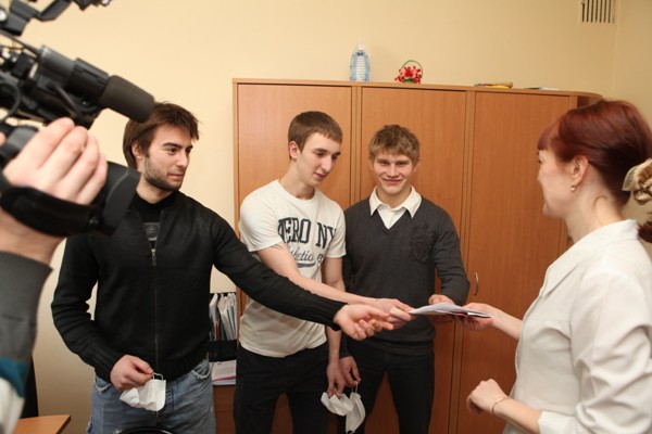 Игроки МХЛ провели благотворительную акцию в Пензе Игроки МХЛ провели благотворительную акцию в Пензе