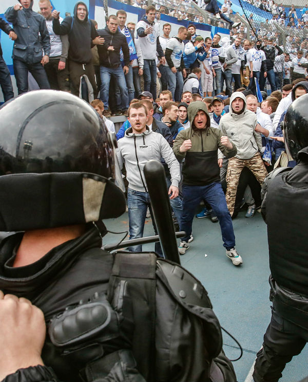 ОМОН отбил атаку фанатов «Зенита» при попытке прорыва на поле «Петровского» ОМОН отбил атаку фанатов «Зенита» при попытке прорыва на поле «Петровского»