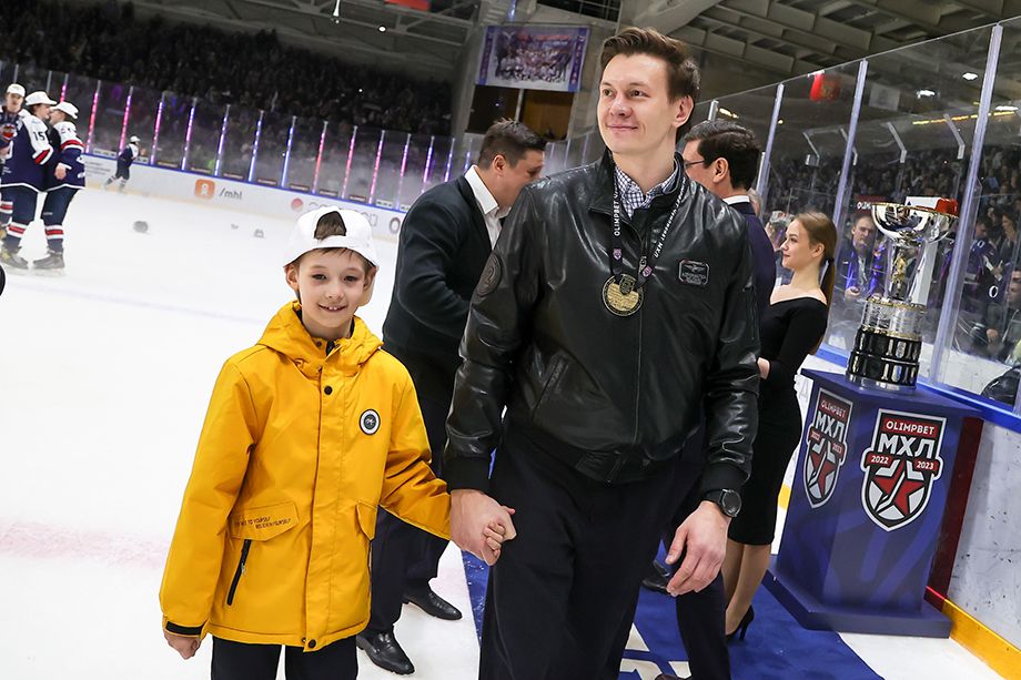 Максим Гафуров с медалью чемпиона МХЛ