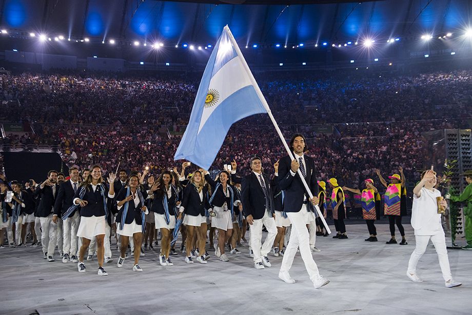 Аргентина на олимпийских играх. Аргентина олимпийский чемпион по футболу 2008. Парад аргентинской сборной. Флаг лусиана. Аргентина на олимпийских играх.