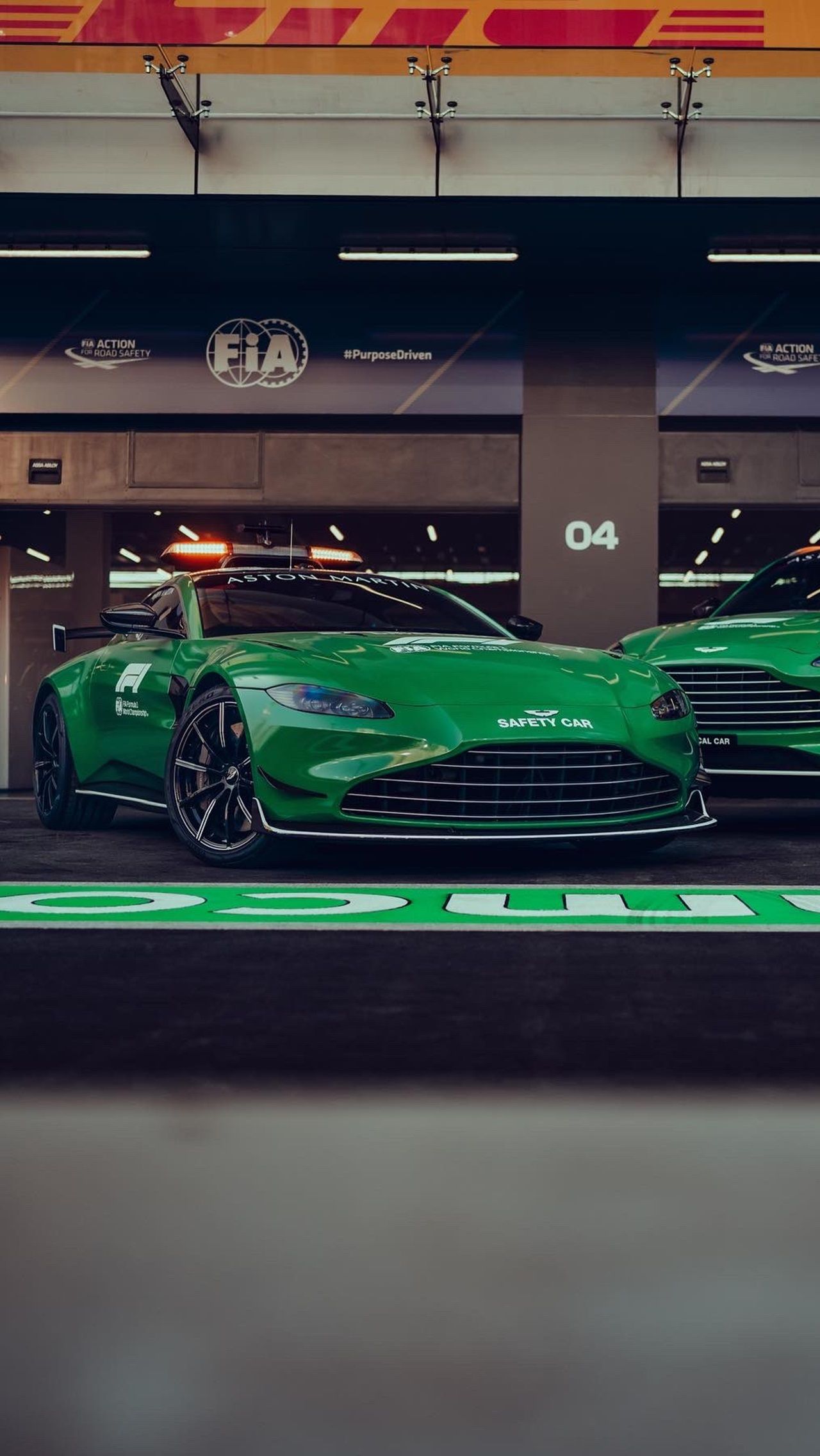 Машина безопасности от Aston Martin с места до 100 км/ч разгоняется за 3,6 секунды и развивает 310 км/ч максимальной скорости, а <a href="https://www.championat.com/auto/article-4636327-novye-sejfti-kar-i-medicinskij-avtomobil-ot-mersedesa-dlya-formuly-1-harakteristiki-i-foto.html">сейфти-кар от Mercedes-AMG</a> проделывает аналогичное упражнение за 3,2 с и показывает потолок в 325 км/ч.