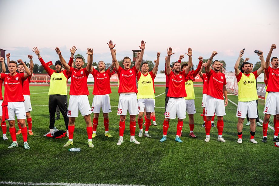 Футболисты Костромы благодарят болельщиков