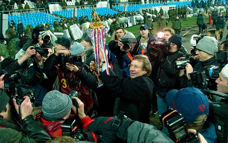 Юрий Сёмин (с кубком) — главный творец успеха «Локомотива» в 2002 году