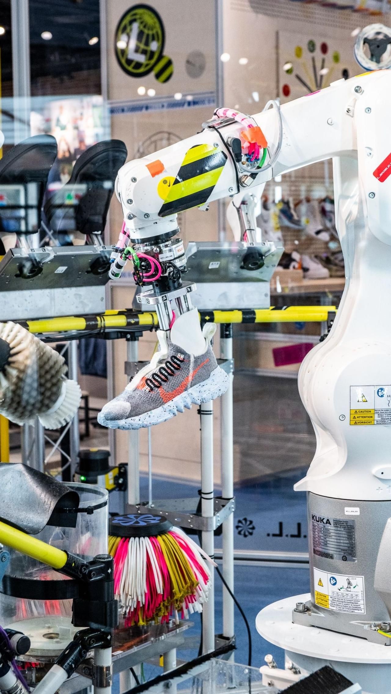 Nike создала робота для чистки и ремонта обуви