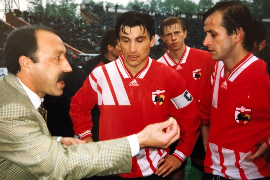 В перерыве матча чемпионата России 1995 года. Слева направо: Валерий Газзаев, Бахва Тедеев, Игорь Яновский и Сергей Деркач В перерыве матча чемпионата России 1995 года. Слева направо: Валерий Газзаев, Бахва Тедеев, Игорь Яновский и Сергей Деркач