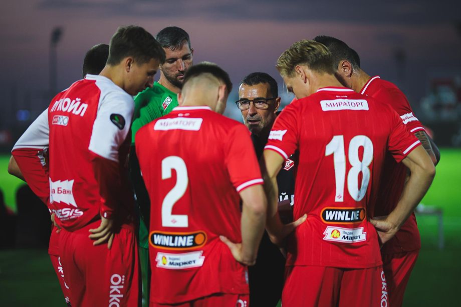 Хуан Карлос Карседо с игроками «Спартака» на зимних сборах