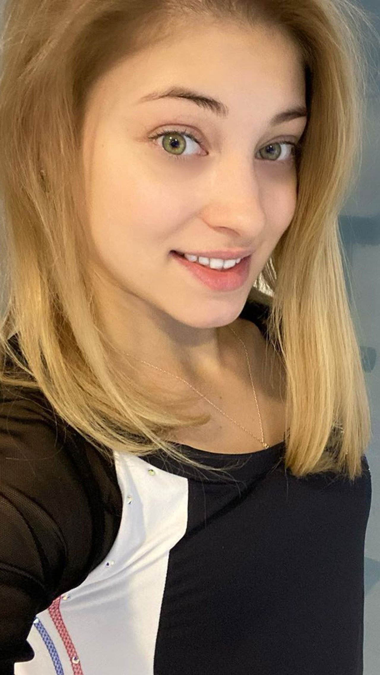 После перехода к Плющенко летом 2020 года Алёна обрезала и осветлила волосы.