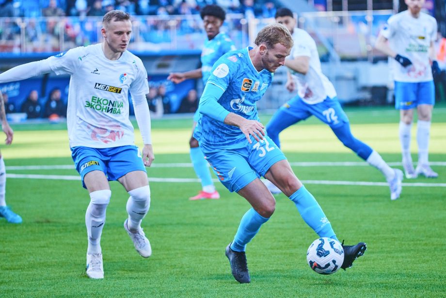 Лусиано Гонду в матче с «Факелом»