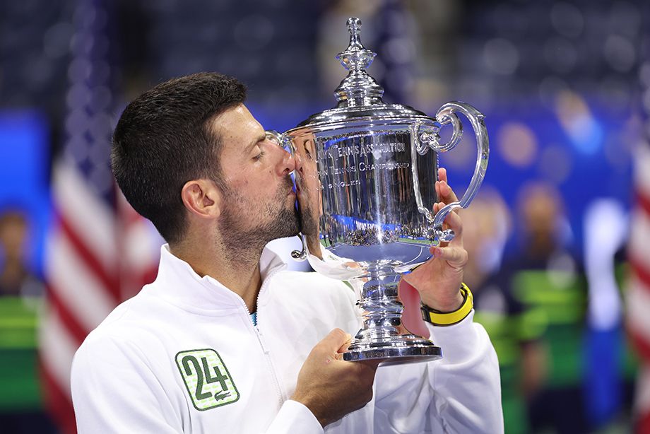 Новак Джокович с кубком US Open Новак Джокович с кубком US Open