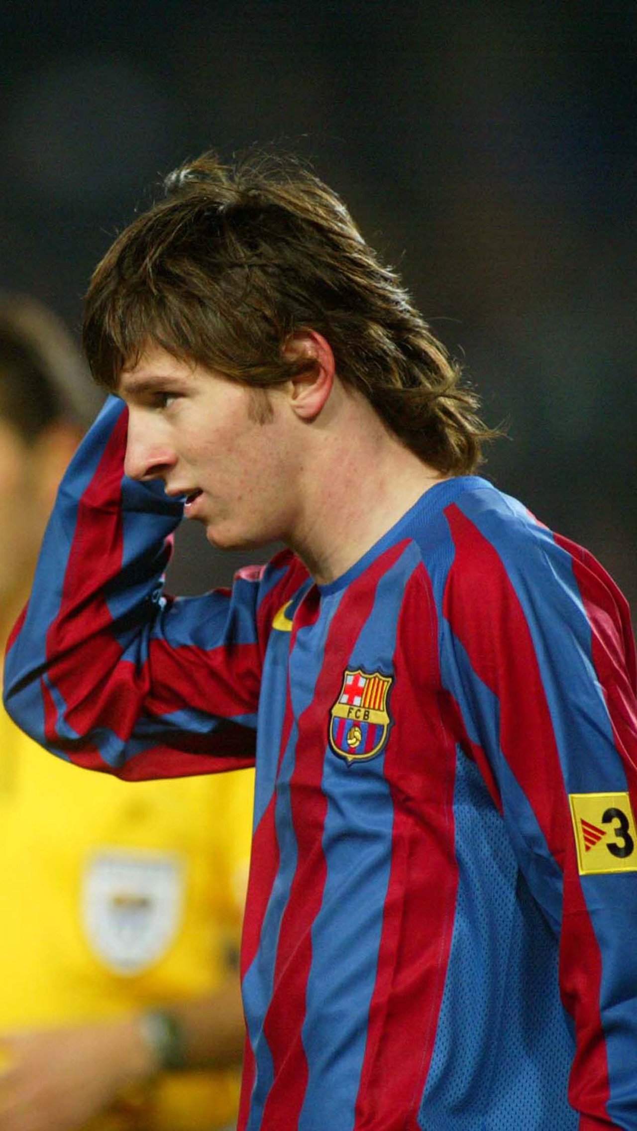 2004. В октябре Месси дебютирует за «Барселону» в официальном матче, выйдя на замену в матче с «Эспаньолом».